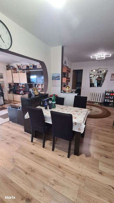 Apartament cu 3 camere de vânzare în Curtea de Argeș.