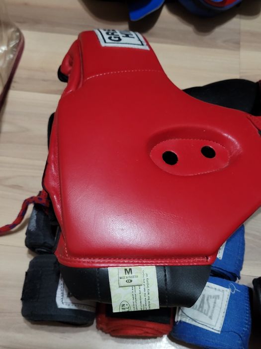 Боксёрские перчатки, шлем