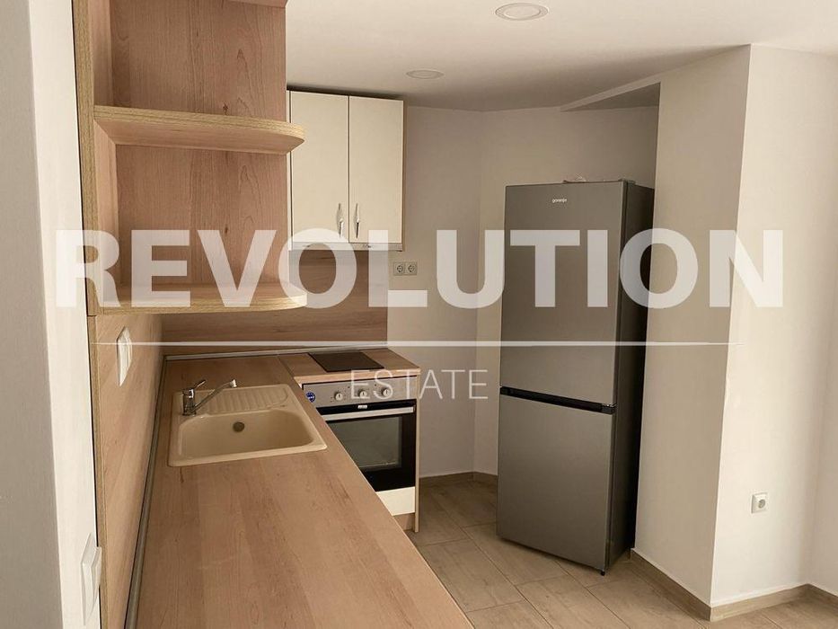 Дава се под наем Едностаен апартамент в Варна, Цветен квартал - 29 кв.м за 240 € - Снимка #2