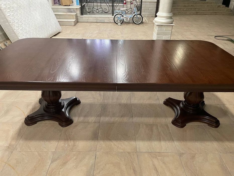 Продается стол на 10 мест без стульев