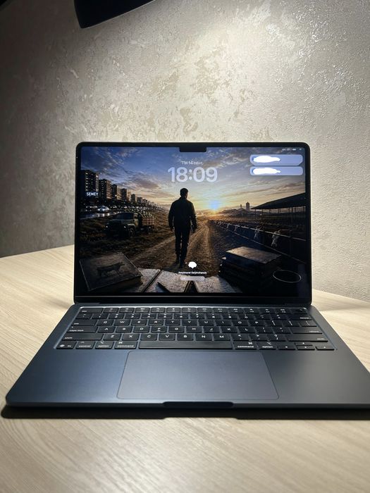 Продам Macbook Air 13 2025