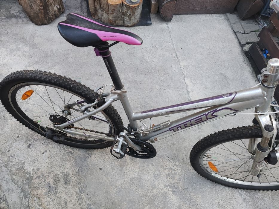 Vînd  bicicleta trek