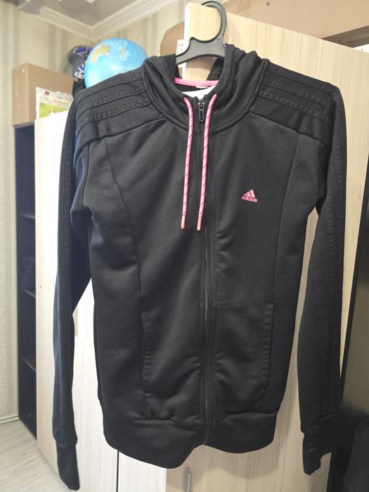 Дамско спортно горнище на Adidas