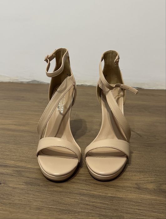 Нови бежови токчета