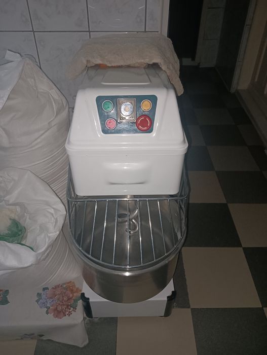 Vând linie completa patiserie covrigărie