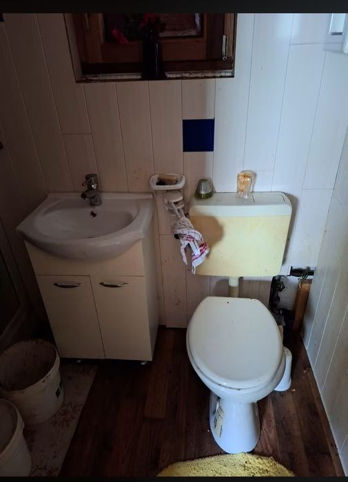 Vând cabană de lemn în zonă liniștită