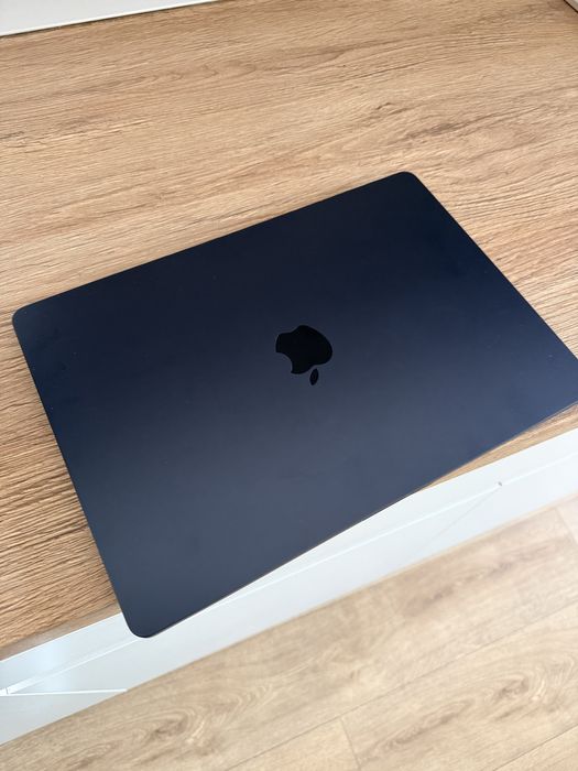 Macbook Air 15", M2, 6 cicluri NOU