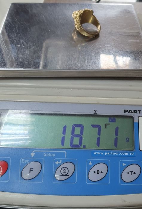 Ghiul model leu din aur de 18K cu diamante naturale și rubin natural