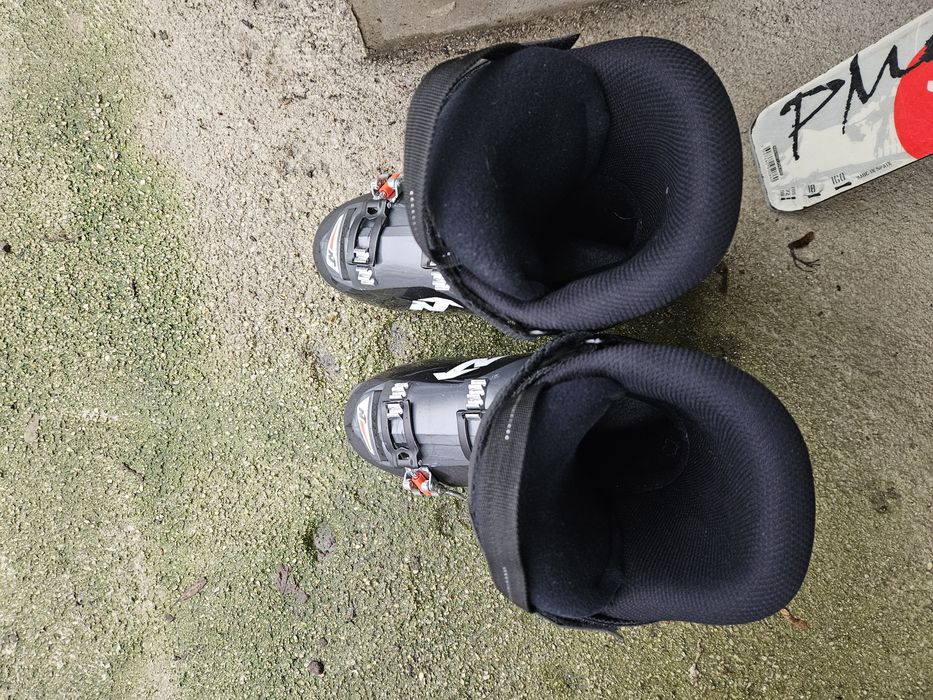 Ски, ски обувки и щеки