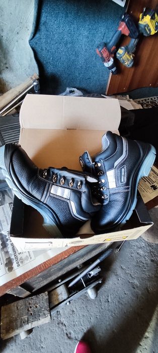 Продам ботинки для рабочих размер 41
