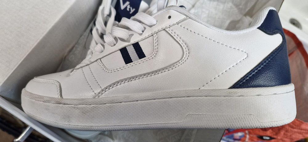 Adidași noi nr 42