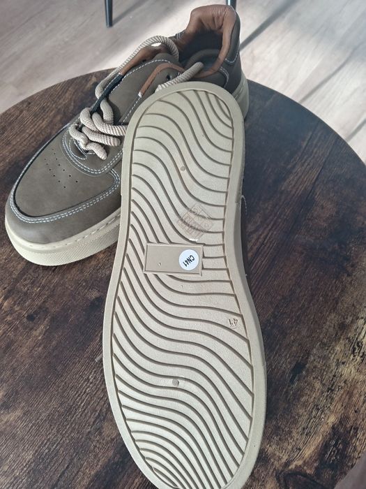 Vând pantofi sport pentru bărbați