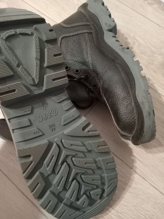 Продам рабочие ботинки