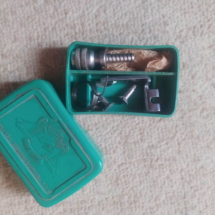 принадлежности к швейной машинке и иглы