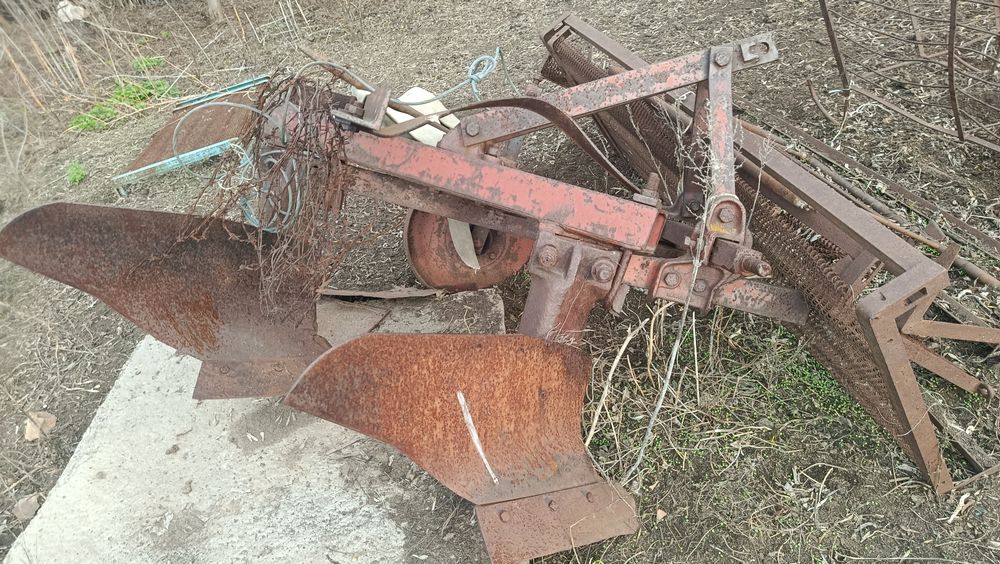 Продам плуг двухкорпусный