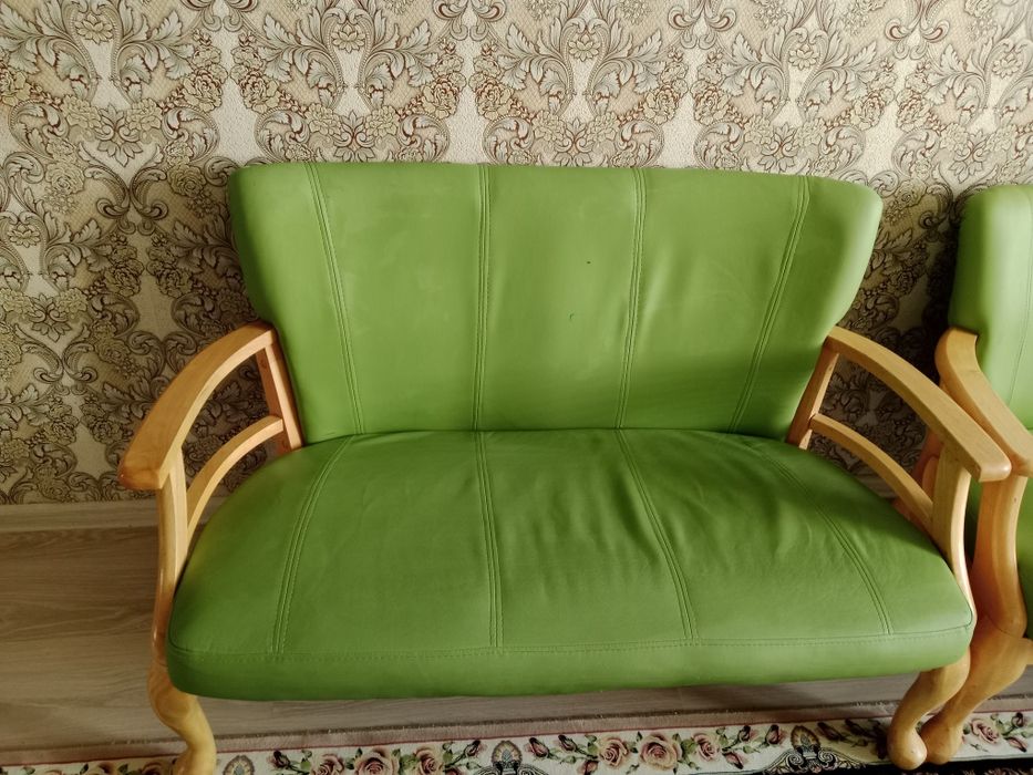 Диван и журнальный столик