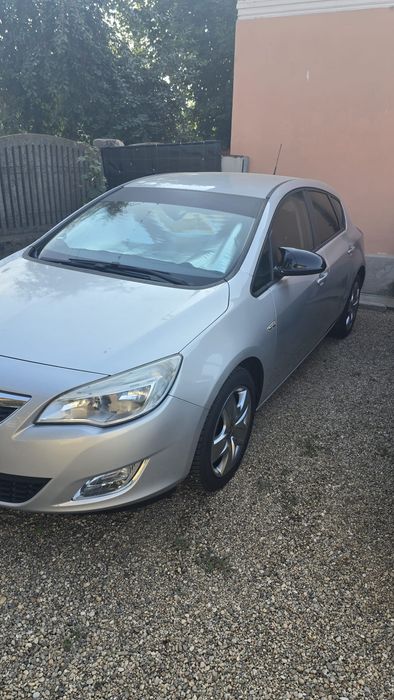 Vând Opel Astra j ...an fabricație 2012...