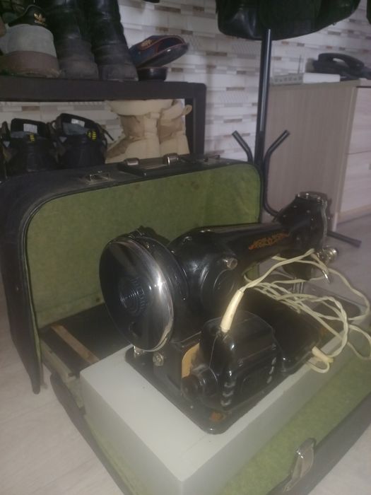 Продам старую швейную машинку