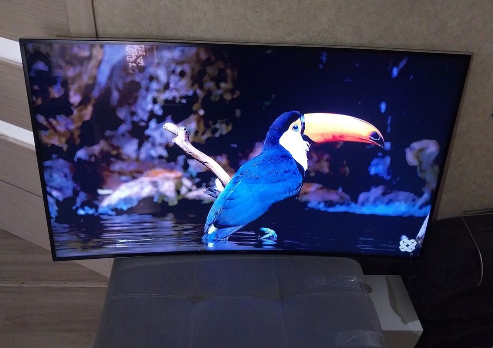 Большой 4К смарт телевизор Samsung 140см.