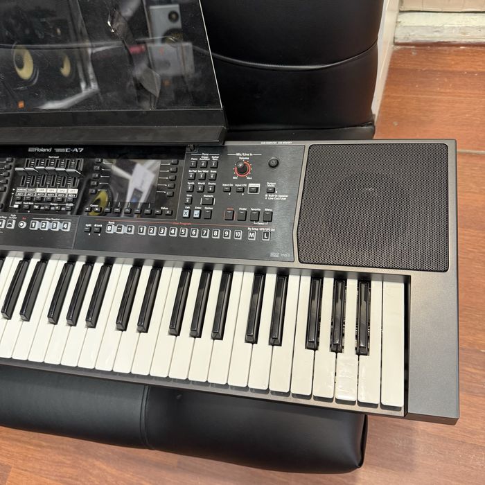 Roland E A7 синтезатор