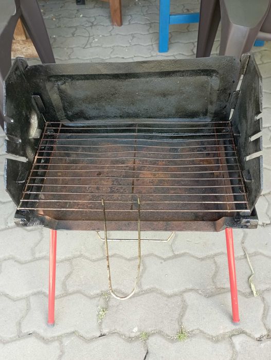 Vand gratar pliabil, portabil ideal pentru picnicuri la iarba verde.