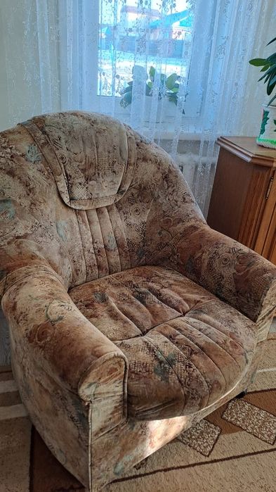 Продам диван и одно кресло