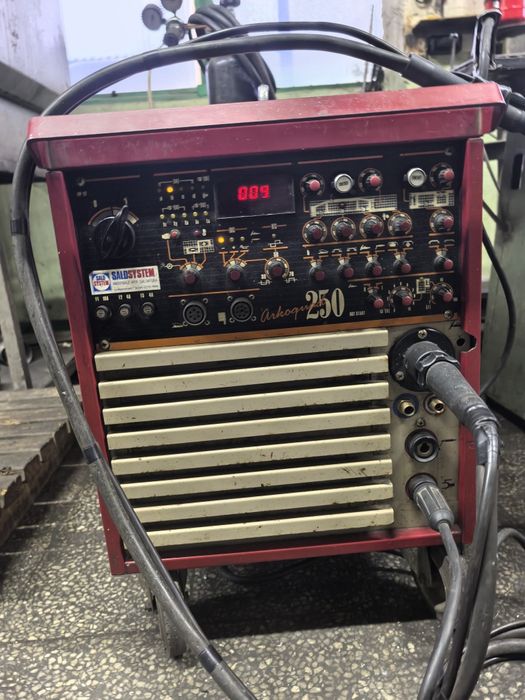 Продавам италиански заваръчен апарат AC DC