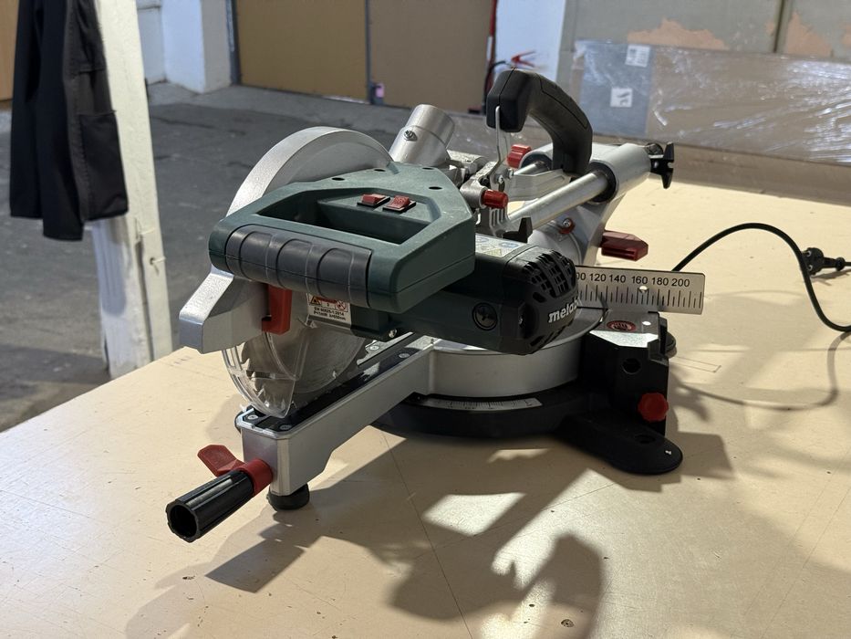 Fierăstrău circular culisant Metabo KGS 216 M