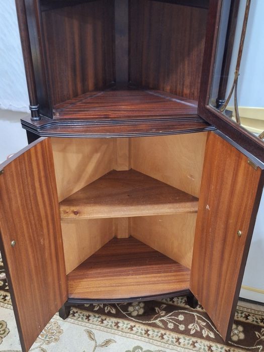 Френска ъглова витрина