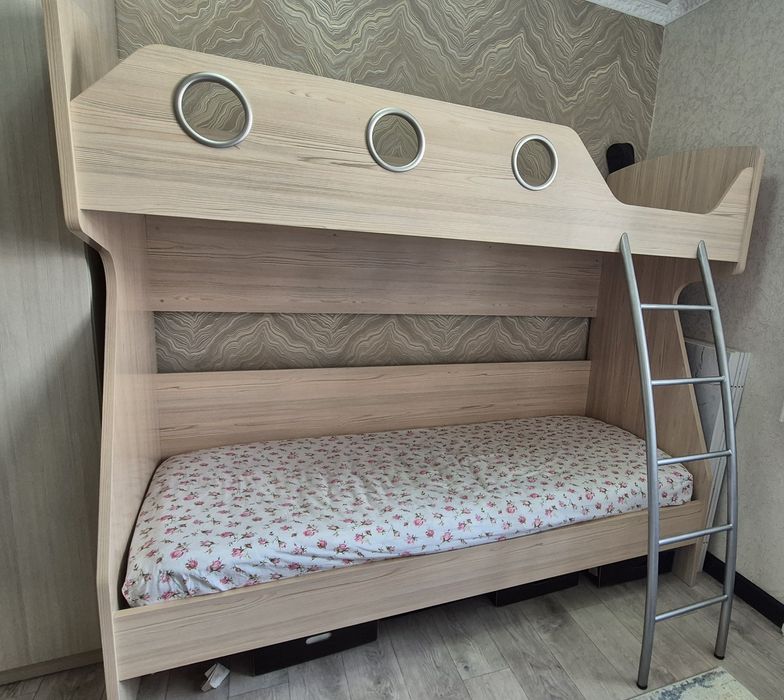 Продам двухярусную кровать