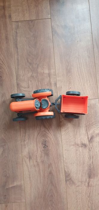 Нова кола машина трактор