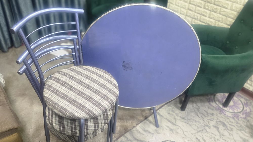 Срочно продам складной стол и три стула