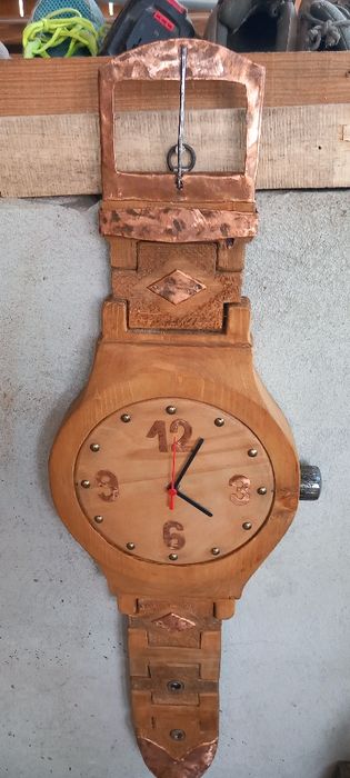 Дървен стенен часовник.