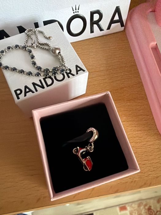 Оригинална гривна и талисман Pandora