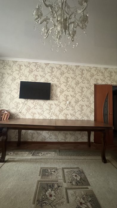 Продам Стол со стульями  в гостинную