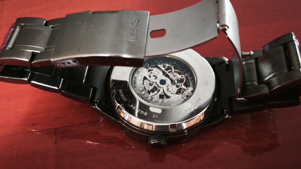 Ceasul din imagine este un model bărbătesc Fossil Flynn Automatic Skeleton (cod model: BQ2384)