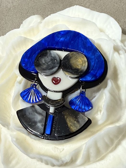 Различни модели брошки