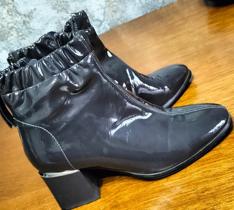 Продам женские ботинки лакированные размер 37.Новые.