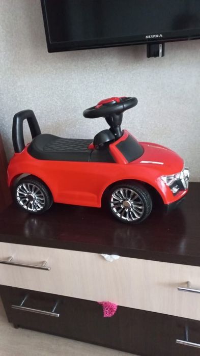 Машина толокар с музыкальным рулем