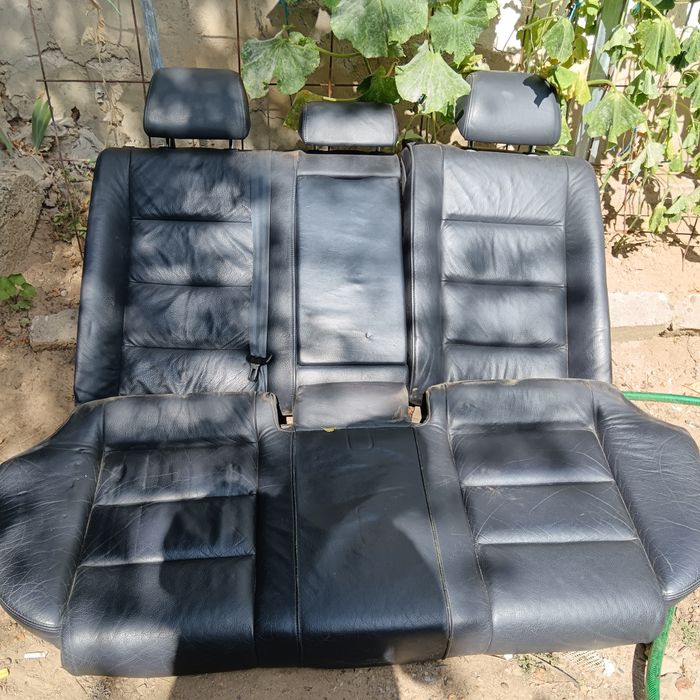 Кожен салон син на цвят