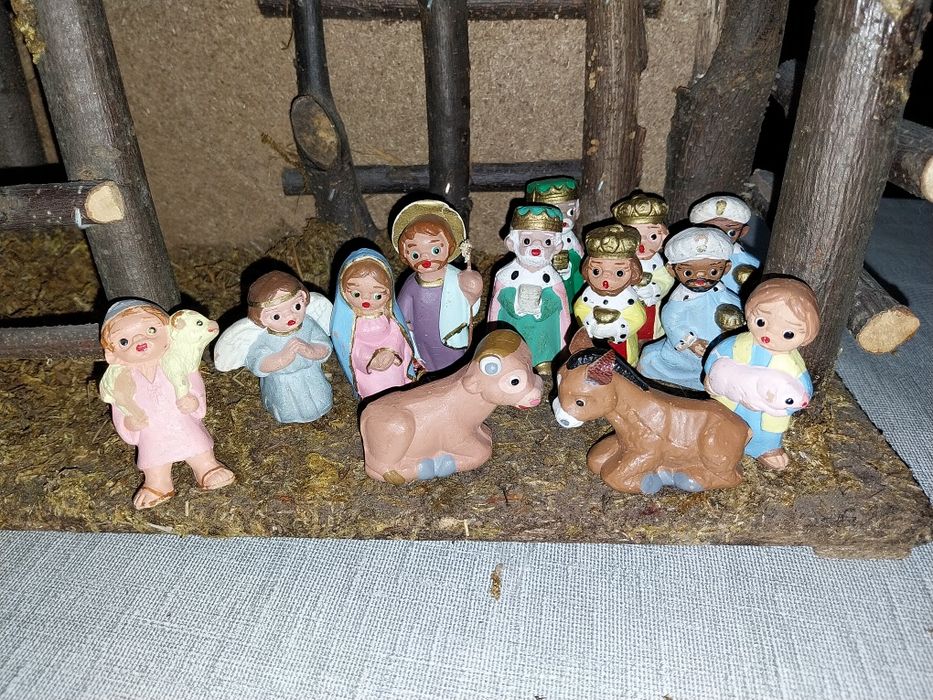 Старинна ,дървена къща/ясла / за Рождество Христово с фигури