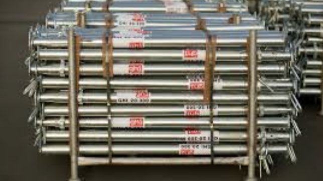 Inchiriez miniexcavator cu picon cilindru compactor si bobcat