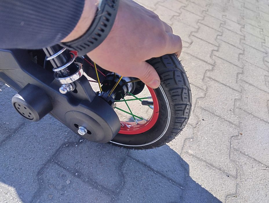 Акумулаторен мотор с помпещи гуми SUPER MOTO червен