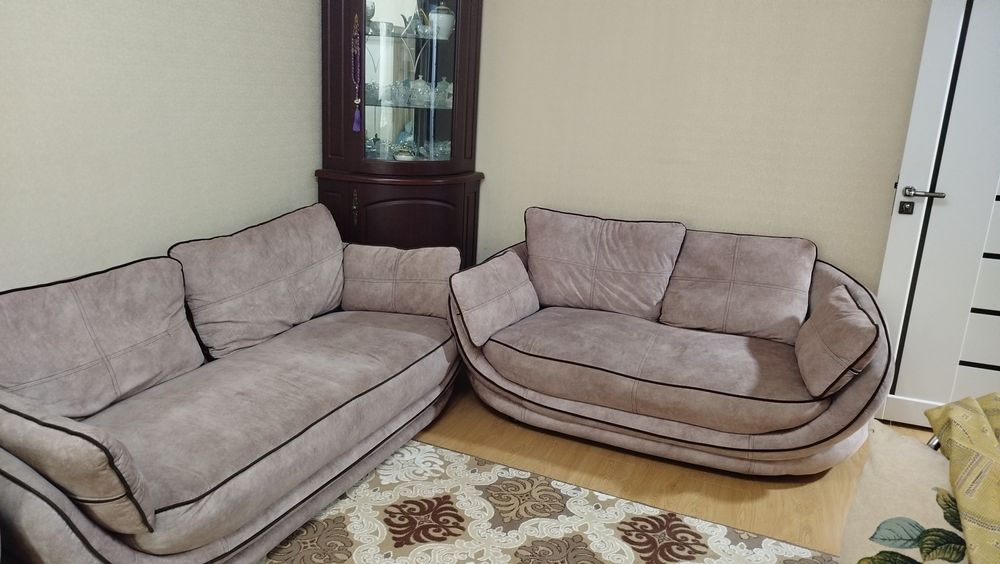 Divan jurnalniy stoliyam bor