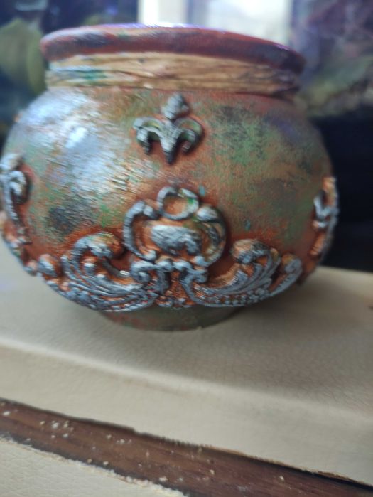 Ръчно рисувани чаши и свещник