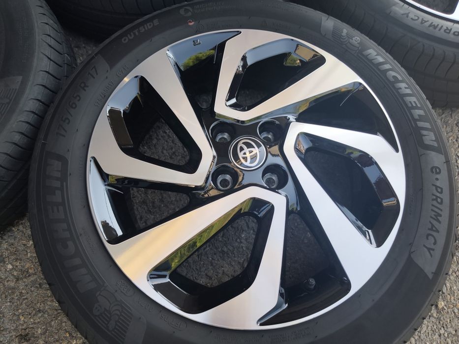 17" оригинални алуминиеви джанти за Toyota Aygo X.