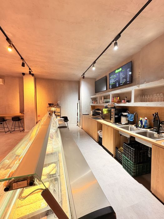 Продава се напълно обзаведен кулинарен магазин