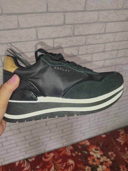 Продам женские кроссовки