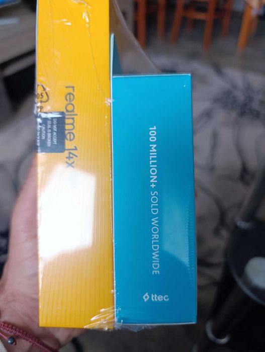 Нов телефон Realmi 14x в комплект с безжични слушалки