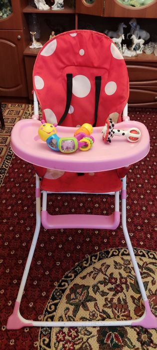 Недорого универсальный, складной стульчик для кормления.